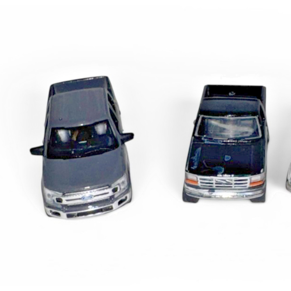 GreenLight Yellowstone Ford F-150 & 1992 Bronco Montana Livestock 1:64 Pair